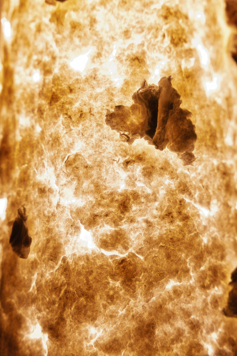 La lampe à poser grand modèle Abaca est soigneusement créée avec amour et délicatesse par l’artiste Emma Karila. Offrant une ambiance chaleureuse à votre intérieur, la lampe en papier allie l’artisanat et la tradition à un esthétique moderne et élégant.  Avec sa structure en métal, cette pièce apportera un côté artistique à votre décoration.  Fabriquée à partir de papier coton abaca, puis sculptée mouillée, en séchant, cette lampe est unique en son genre rendant chaque exemplaire en véritable œuvre d’art.