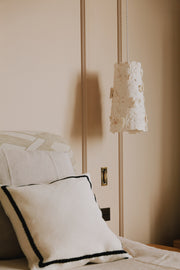 Avec sa structure en métal, la suspension Abaca est soigneusement créée avec amour et délicatesse par l’artiste Emma Karila. Offrant une ambiance chaleureuse à votre intérieur, la suspension en papier allie l’artisanat et la tradition à un esthétique moderne et élégant.  Fabriquée à partir de papier coton abaca, puis sculptée mouillée, en séchant, cette lampe est unique en son genre rendant chaque exemplaire en véritable œuvre d’art.