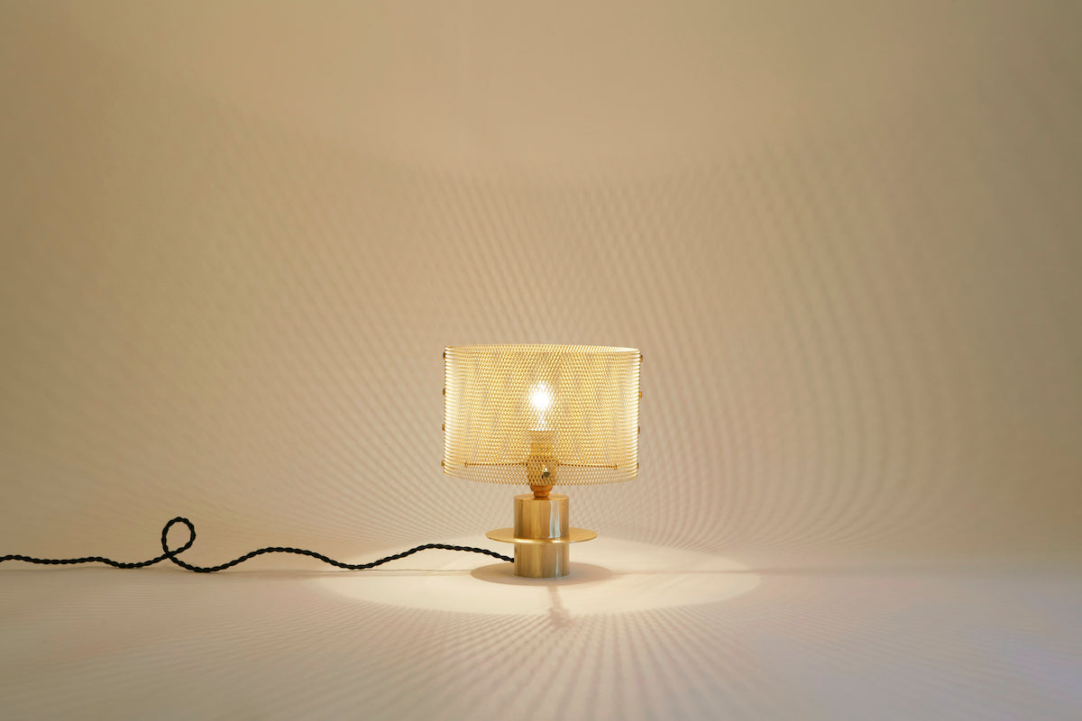 Le métal déployé est devenu la marque de fabrique reconnaissable du studio Marine Breyanert. Les abat-jours forment une dentelle régulière. La lumière vit à travers la maille, elle n'est pas figée, elle se déplace et dessine des ombres changeantes.  Ces lampes sont adaptées pour l'éclairage d'un salon, sur une étagère ou une enfilade, ou dans la chambre sur une commode. La composition des pieds de lampe et le travail des laitons rendent chaque pièce unique.