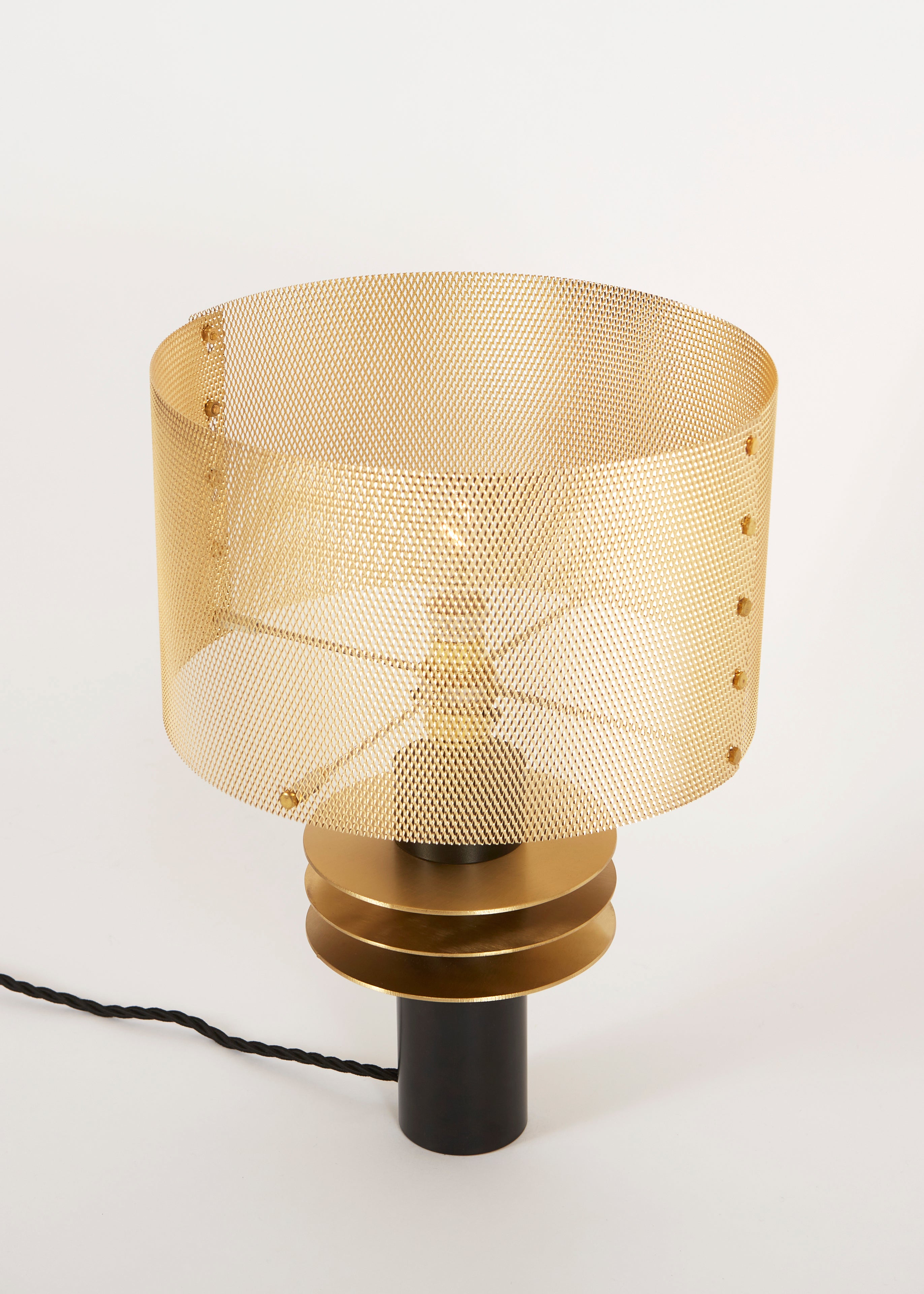 La collection Black Swan a été un développement essentiel du processus créatif de Marine qui crée ainsi une silhouette simple et élégante. Elle y intègre pour la première fois les disques en laiton qui sont aujourd'hui devenus incontournables.  Le métal déployé est devenu la marque de fabrique reconnaissable du studio Marine Breynaert. Les abat-jours forment une dentelle régulière. La lumière vit à travers la maille, elle n'est pas figée, elle se déplace et dessine des ombres changeantes.