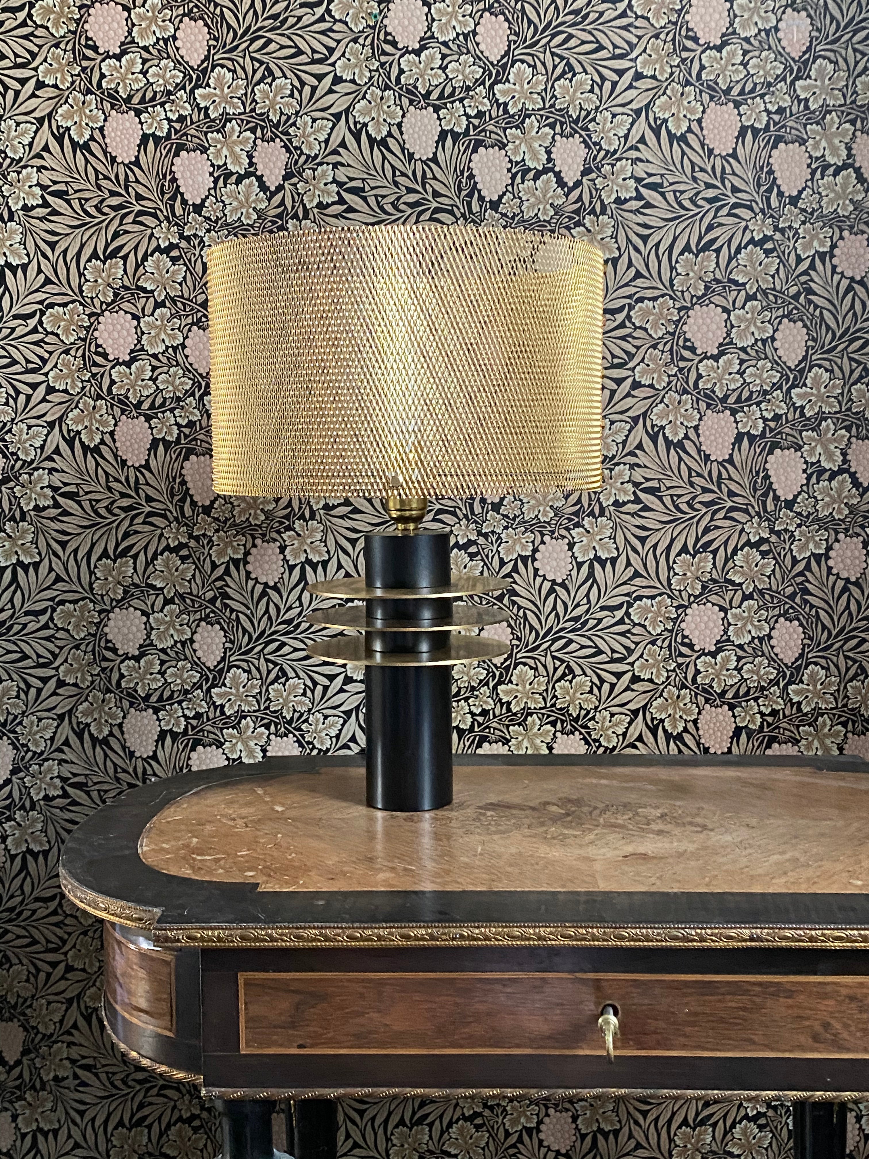 La collection Black Swan a été un développement essentiel du processus créatif de Marine qui crée ainsi une silhouette simple et élégante. Elle y intègre pour la première fois les disques en laiton qui sont aujourd'hui devenus incontournables.  Le métal déployé est devenu la marque de fabrique reconnaissable du studio Marine Breynaert. Les abat-jours forment une dentelle régulière. La lumière vit à travers la maille, elle n'est pas figée, elle se déplace et dessine des ombres changeantes.