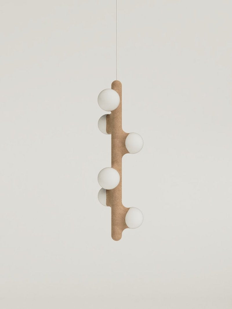 Intrigué par le figuier de barbarie qui se révèle être un outil naturel luttant contre l'érosion des sols, et participant à la préservation du territoire, Mickaël s'en inspire pour dessiner cette lampe. Volupté et douceur, sont les maîtres mots pour célébrer cette plante.  Modelée à partir de la terre que le figuier protège, l'applique Figue de Barbarie naît en terre cuite par la main du designer. Les opalines comme des baies charnues rayonnent, et mettent en lumière cette prouesse naturelle.