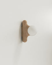 Intrigué par le figuier de barbarie qui se révèle être un outil naturel luttant contre l'érosion des sols, et participant à la préservation du territoire, Mickaël s'en inspire pour dessiner cette lampe. Volupté et douceur, sont les maîtres mots pour célébrer cette plante.  Modelée à partir de la terre que le figuier protège, l'applique Figue de Barbarie naît en terre cuite par la main du designer. Les opalines comme des baies charnues rayonnent, et mettent en lumière cette prouesse naturelle.