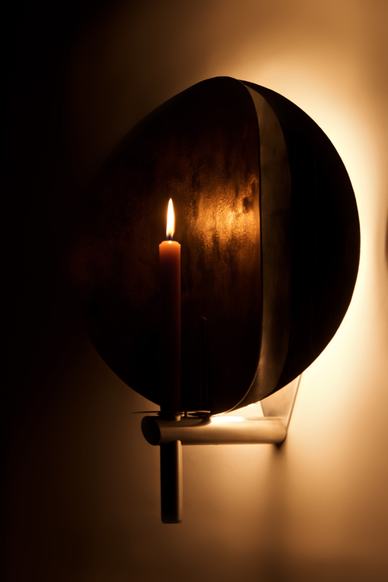 Marion Mezenge luminaire, applique sigri en aluminium brossé. Double éclairage bougie et led. 