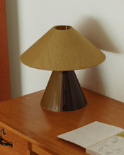 Basé dans le sud de la France, le duo mère-fille à l'origine de Mattina Moderna apporte leurs racines italiennes à la lampe à poser Caterina.

Dotée d'un design bicolore peint à la main et d'un abat-jour tonkinois en tissu de coton, cette lampe de table élégante et minimaliste résulte en une combinaison totalement unique de couleurs et de textures, rendant chaque pièce unique en son genre.&nbsp;

Ici en coloris Golden Olive et pied vert et marron.