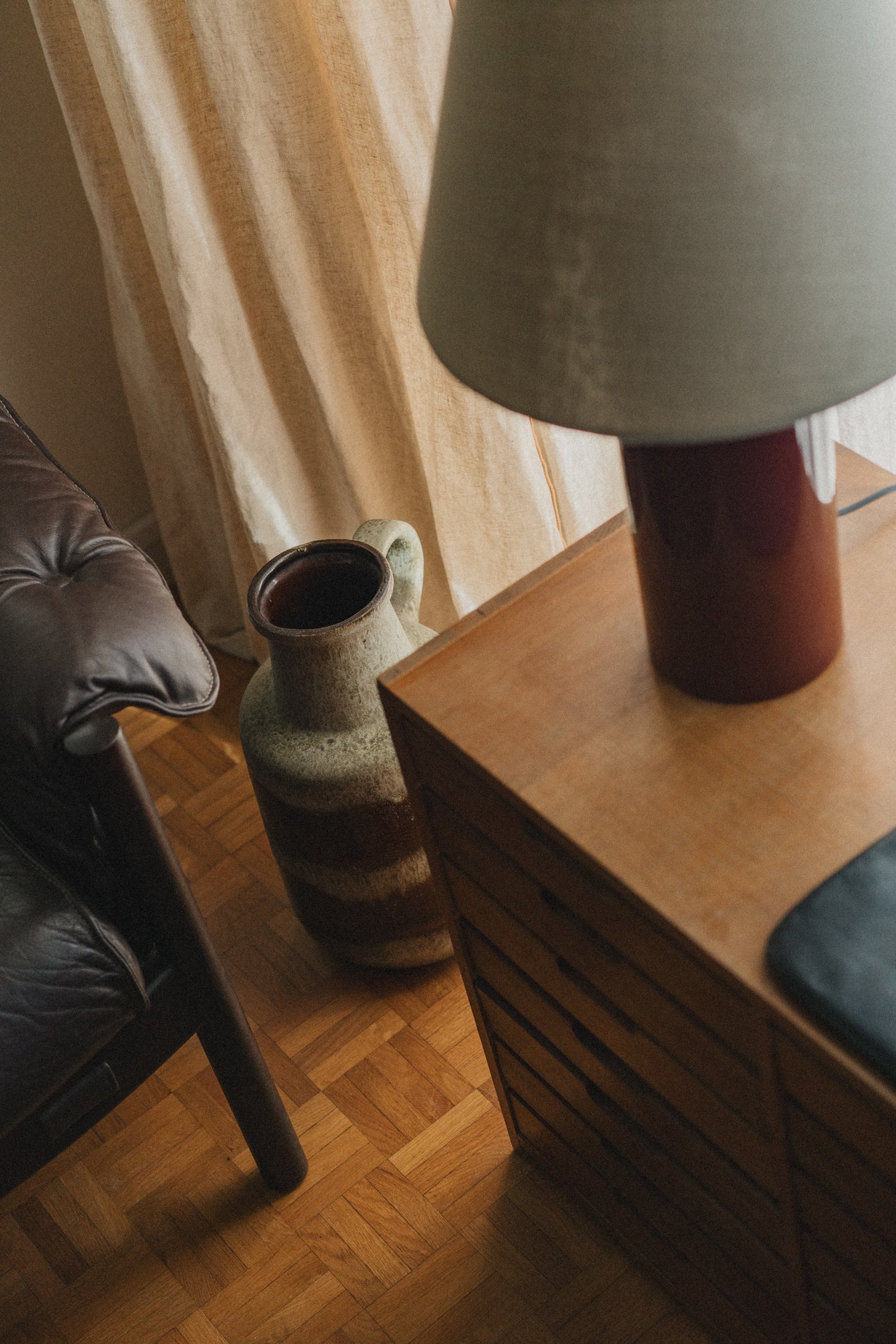 Giro incarne la simplicité réinventée.

Sous ses lignes sobres, cette lampe révèle un jeu délicat de contrastes : la douceur d'une base en faïence oxblood bordeaux , façonnée au Portugal, rencontre la texture raffinée d'un coton beige signé Haider Ackermann. Entre influences cottage et allure classique, Giro apporte une touche de chaleur contemporaine à tout intérieur.

Une création imaginée par Mattina Moderna, duo mère-fille basée dans le sud de la France, où la lumière devient un accent de style au