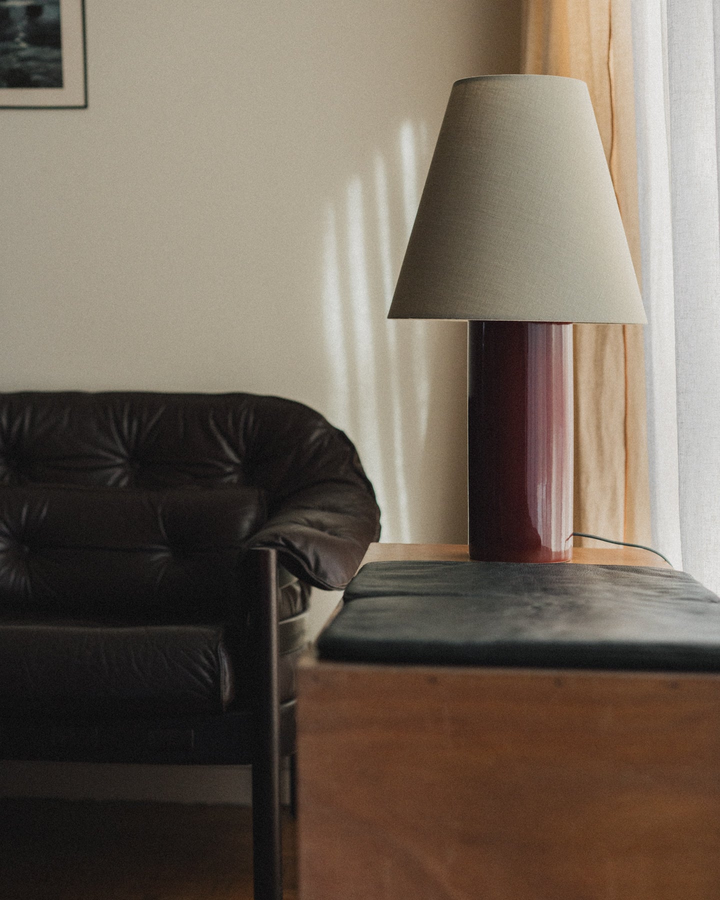 Giro incarne la simplicité réinventée.

Sous ses lignes sobres, cette lampe révèle un jeu délicat de contrastes : la douceur d'une base en faïence oxblood bordeaux , façonnée au Portugal, rencontre la texture raffinée d'un coton beige signé Haider Ackermann. Entre influences cottage et allure classique, Giro apporte une touche de chaleur contemporaine à tout intérieur.

Une création imaginée par Mattina Moderna, duo mère-fille basée dans le sud de la France, où la lumière devient un accent de style au