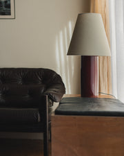 Giro incarne la simplicité réinventée.

Sous ses lignes sobres, cette lampe révèle un jeu délicat de contrastes : la douceur d'une base en faïence oxblood bordeaux , façonnée au Portugal, rencontre la texture raffinée d'un coton beige signé Haider Ackermann. Entre influences cottage et allure classique, Giro apporte une touche de chaleur contemporaine à tout intérieur.

Une création imaginée par Mattina Moderna, duo mère-fille basée dans le sud de la France, où la lumière devient un accent de style au