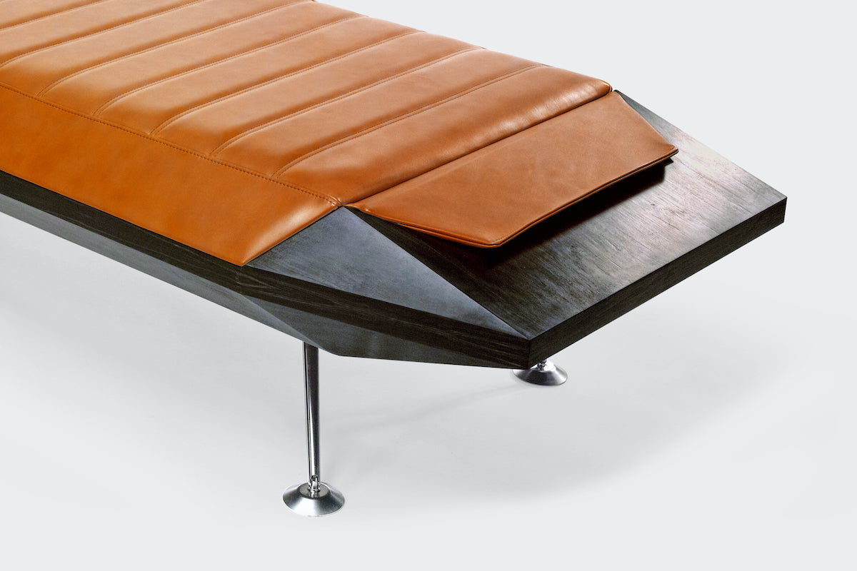 Cette pièce est inspirée par les concept-car futuristes des années 70 et 80 dévolus au « Wedge design », le fameux dessin cunéiforme si propre au style Hervet Manufacturier. Plus qu’une méridienne, c’est un vaisseau en lévitation. La Méridienne Esprit est réalisée en bois plaqué Ebène de Macassar avec une sellerie en cuir pleine fleur et le piètement en acier taillé dans la masse.