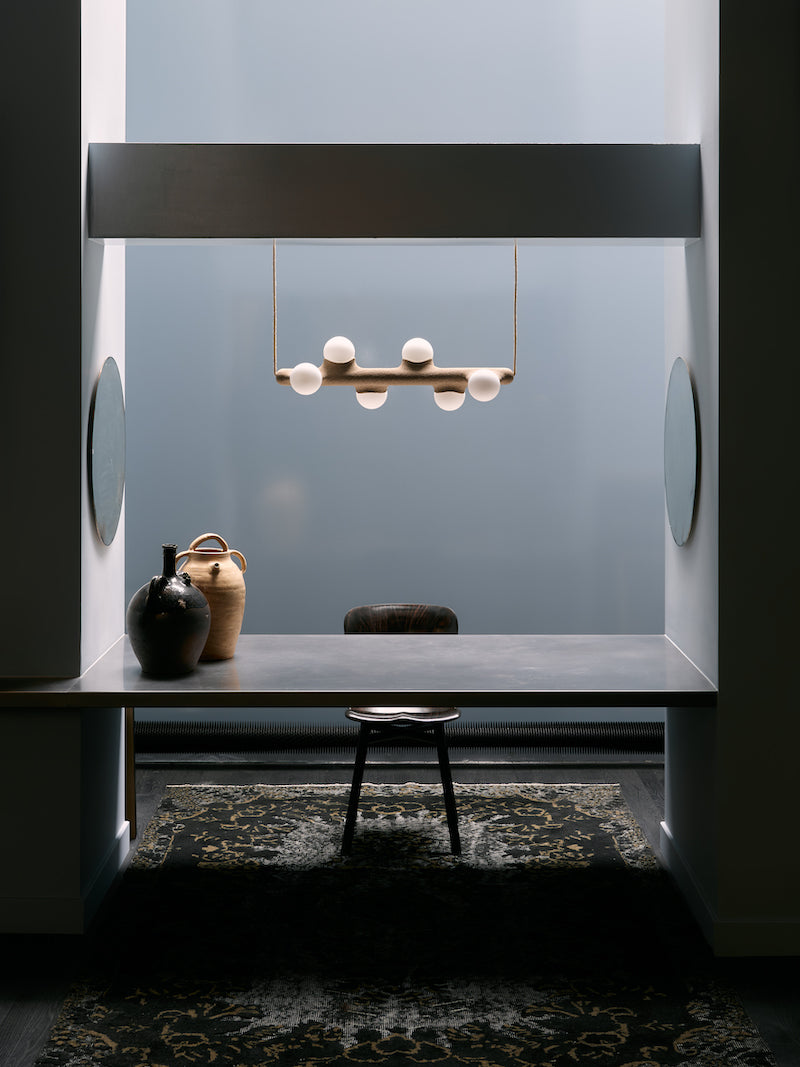 Intrigué par le figuier de barbarie qui se révèle être un outil naturel luttant contre l'érosion des sols, et participant à la préservation du territoire, Mickaël s'en inspire pour dessiner cette lampe. Volupté et douceur, sont les maîtres mots pour célébrer cette plante.  Modelée à partir de la terre que le figuier protège, l'applique Figue de Barbarie naît en terre cuite par la main du designer. Les opalines comme des baies charnues rayonnent, et mettent en lumière cette prouesse naturelle.