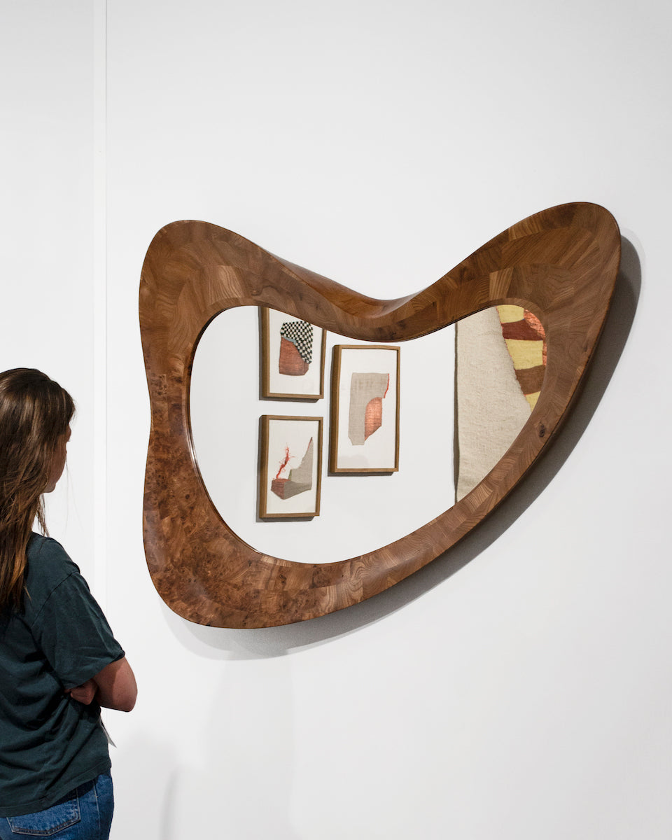 La pièce Portal Mirror est un miroir imposant à poser au sol ou à suspendre selon l'envie. Le cadre est fabriqué en bois massif huilé tandis que le miroir est en inox poli. L'inox poli miroir possède une apparence impeccable, il est incassable, souple et léger. Il est maintenu dans le cadre en bois grâce à une feuillure et un fond en contreplaqué de bouleau démontable. La plaque d'inox poli miroir est souple et va jouer avec le travail du bois qui l'entoure en proposant différentes perceptions.