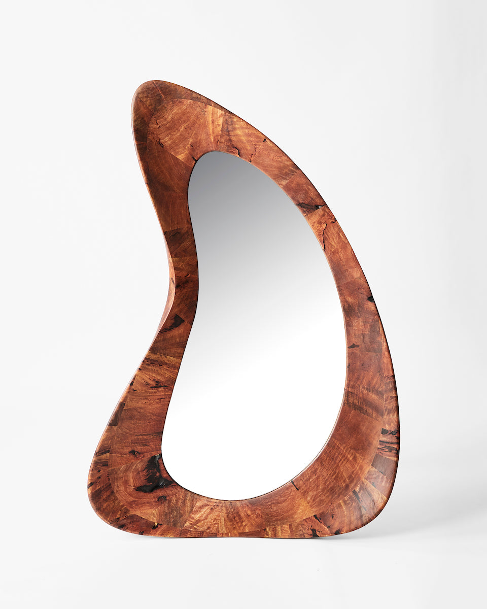 La pièce Portal Mirror est un miroir imposant à poser au sol ou à suspendre selon l'envie. Le cadre est fabriqué en bois massif huilé tandis que le miroir est en inox poli. L'inox poli miroir possède une apparence impeccable, il est incassable, souple et léger. Il est maintenu dans le cadre en bois grâce à une feuillure et un fond en contreplaqué de bouleau démontable. La plaque d'inox poli miroir est souple et va jouer avec le travail du bois qui l'entoure en proposant différentes perceptions.