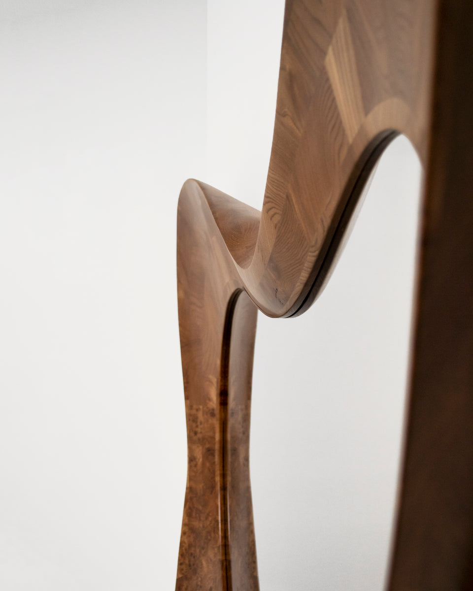 La pièce Portal Mirror est un miroir imposant à poser au sol ou à suspendre selon l'envie. Le cadre est fabriqué en bois massif huilé tandis que le miroir est en inox poli. L'inox poli miroir possède une apparence impeccable, il est incassable, souple et léger. Il est maintenu dans le cadre en bois grâce à une feuillure et un fond en contreplaqué de bouleau démontable. La plaque d'inox poli miroir est souple et va jouer avec le travail du bois qui l'entoure en proposant différentes perceptions.