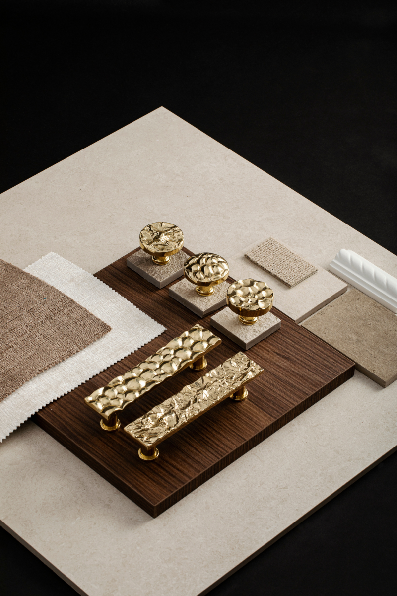 La poignée de meuble en laiton Noom Long est une pièce artistique façonnée entièrement à la main, puis réalisée selon des techniques traditionnelles de moulage. Sa structure tridimensionnelle, d’une grande finesse, témoigne du savoir-faire exceptionnel des artisans.

Cette poignée peut se suffire à elle-même comme élément décoratif, mais associée aux autres pièces de la série Noom, elle compose une installation unique et originale.