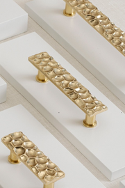 La poignée de meuble en laiton Noom Long est une pièce artistique façonnée entièrement à la main, puis réalisée selon des techniques traditionnelles de moulage. Sa structure tridimensionnelle, d’une grande finesse, témoigne du savoir-faire exceptionnel des artisans.

Cette poignée peut se suffire à elle-même comme élément décoratif, mais associée aux autres pièces de la série Noom, elle compose une installation unique et originale.