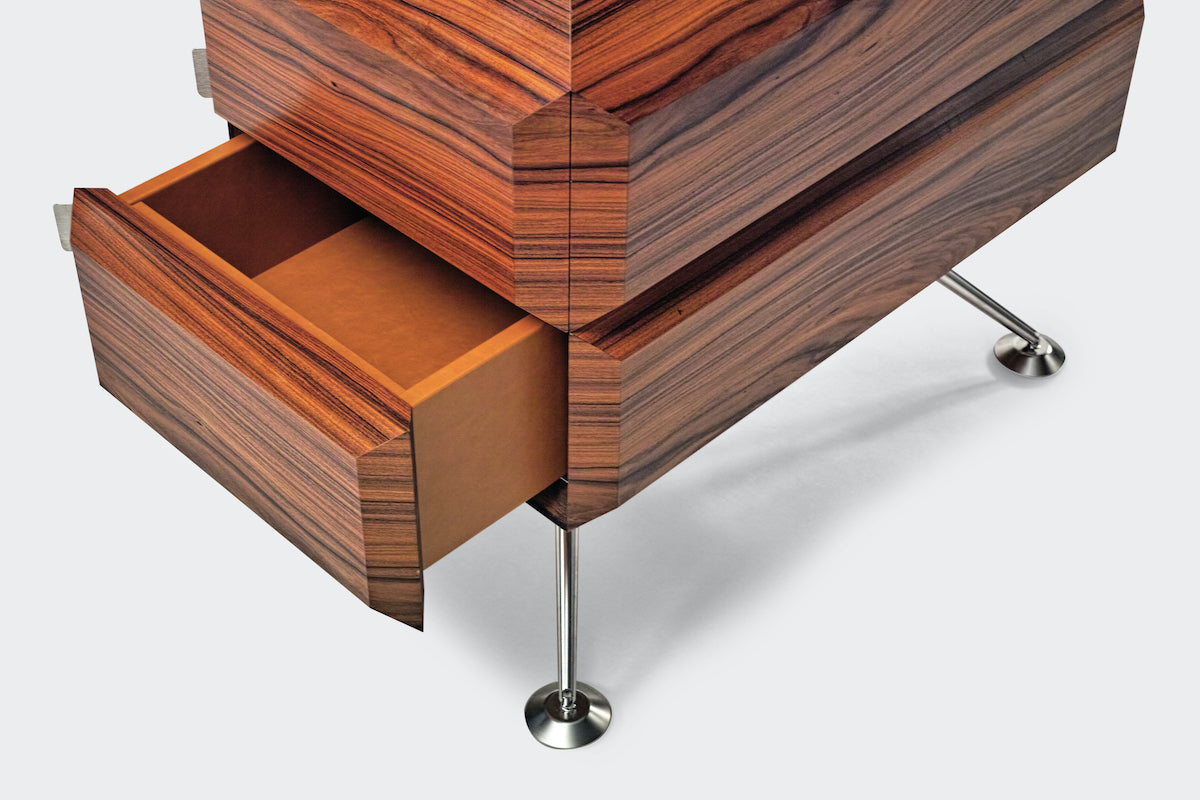 État-major des opérations. Avec cette pièce magistrale, Hervet Manufacturier donne son interprétation du bureau présidentiel. Combinaison spectaculaire entre structure imposante et raffinement, c’est une source d’inspiration au quotidien. Le sous-main ainsi que les quatre tiroirs sont revêtus de cuir pleine fleur. Les poignées et le piètement sont en inox massif.