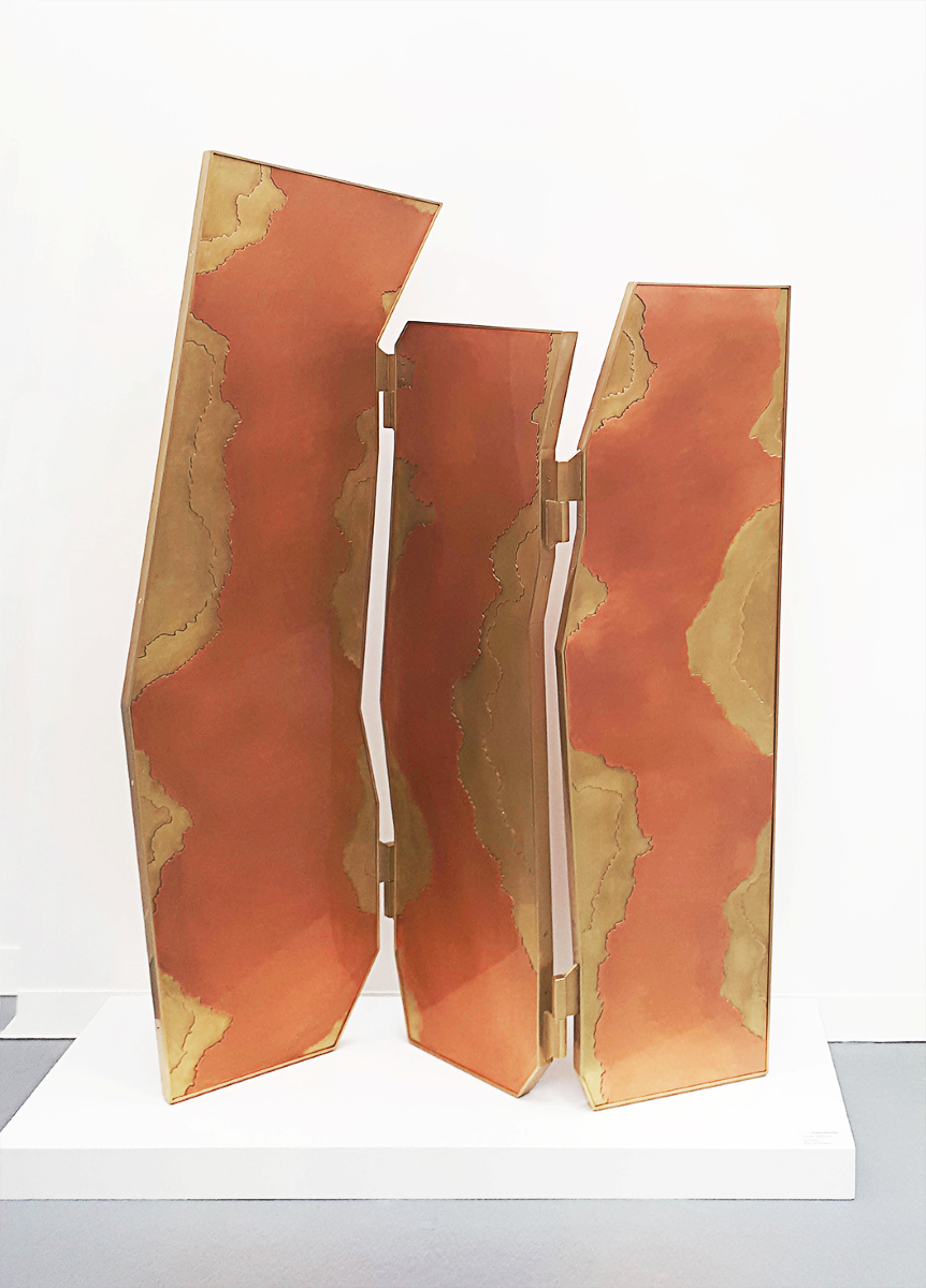 Créé par la talentueuse Laura de l'Atelier Demichelis, cette pièce exceptionnelle se distingue par sa confection minutieuse sur une base de laiton et de cuivre. Le paravent Sismologie , ainsi nommé en hommage aux ondes et vibrations de l'écorce terrestre, capture l'essence des mouvements naturels dans son design unique. Chaque élément du paravent reflète l'expertise artisanale de Laura et sa capacité à transformer des matériaux nobles en œuvres d'art captivantes. 