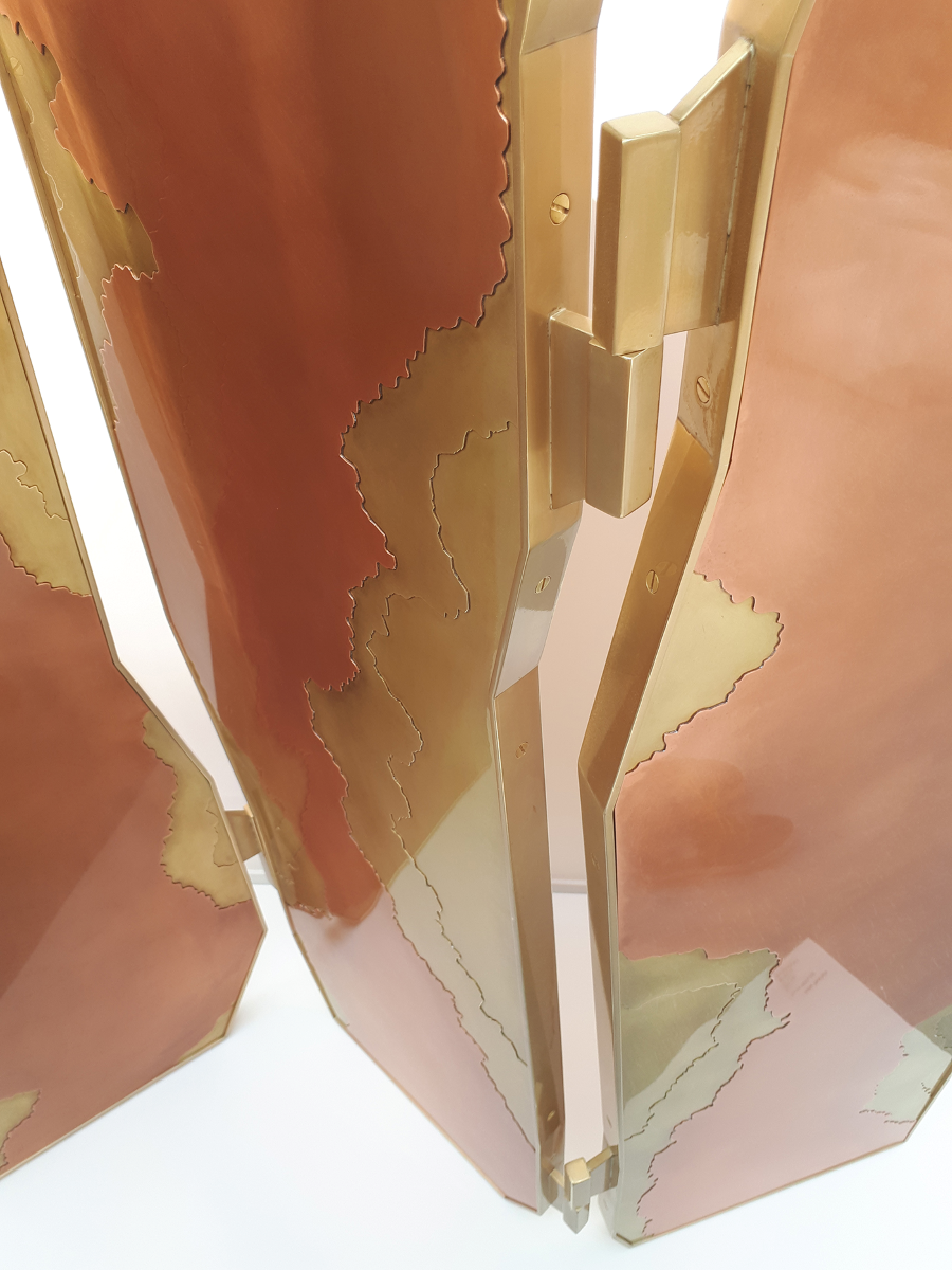 Créé par la talentueuse Laura de l'Atelier Demichelis, cette pièce exceptionnelle se distingue par sa confection minutieuse sur une base de laiton et de cuivre. Le paravent Sismologie , ainsi nommé en hommage aux ondes et vibrations de l'écorce terrestre, capture l'essence des mouvements naturels dans son design unique. Chaque élément du paravent reflète l'expertise artisanale de Laura et sa capacité à transformer des matériaux nobles en œuvres d'art captivantes. 