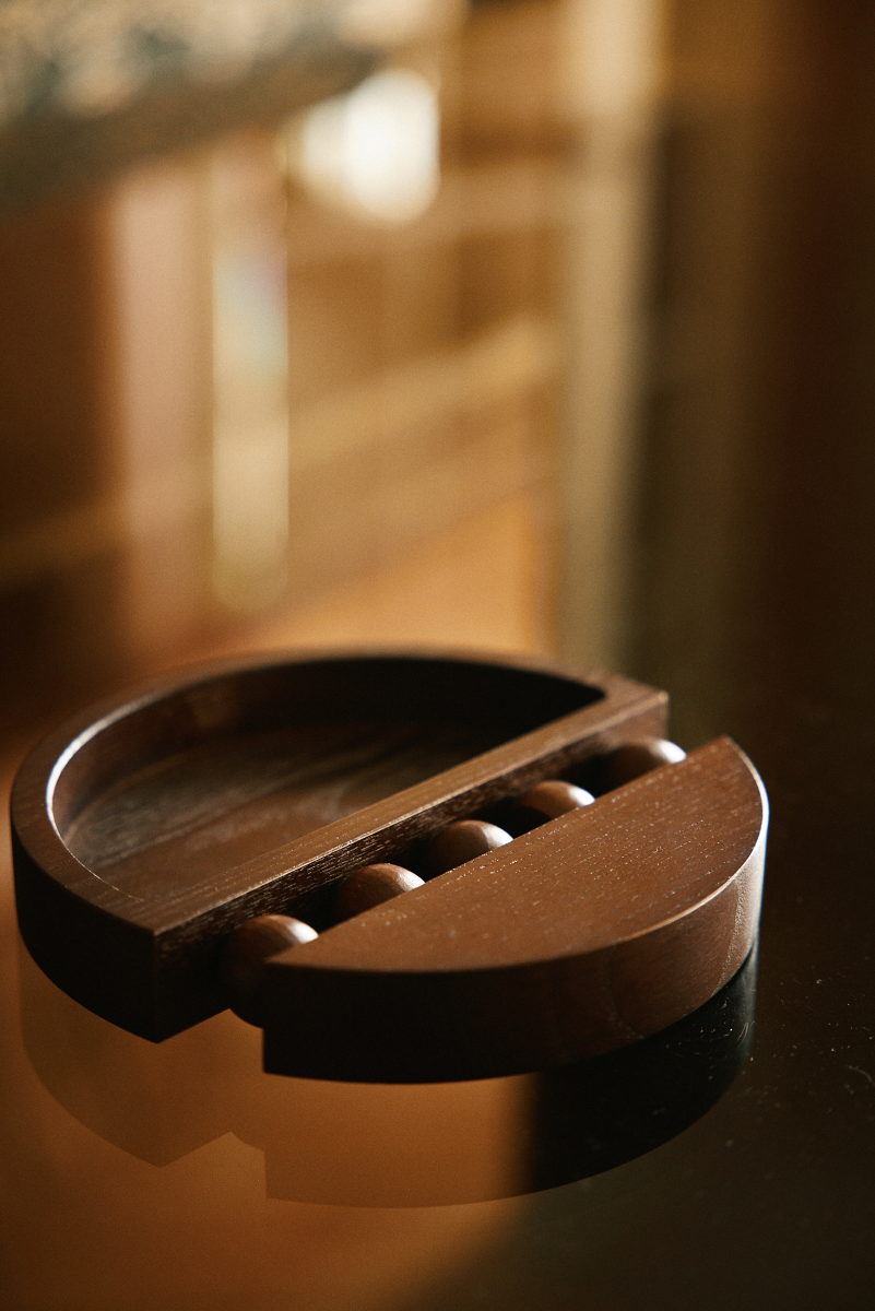 En décoration d’intérieur, il y a des petits objets qui font la différence ! C’est le cas du vide poche Tolitoli réalisé en frêne teinté noyer. Sur une console dans l’entrée pour y déposer ses clés, ou sur une table basse pour ranger ses trésors, sa forme tout en rondeur entrecoupée de cette ligne de sphères emblématique de notre première collection Déranger les Courbes lui donne beaucoup de personnalité. Tout comme notre étagère Leòn, c’est un petit bijou d’ébénisterie.