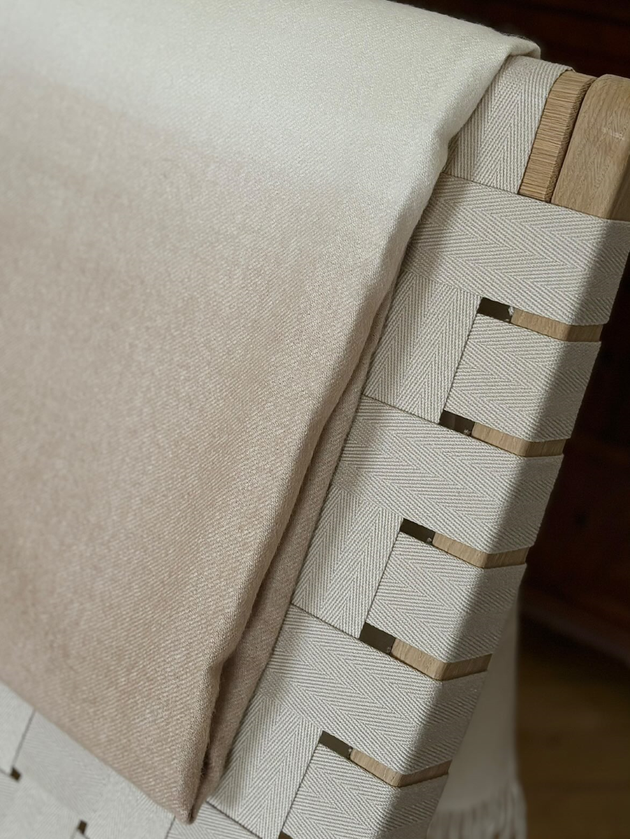 Plaid sur un canapé ou jeté de lit, notre plaid Cozia en baby alpaga au dégradé de couleurs intemporelles et délicates est emblématique du style Caroline Andréoni.