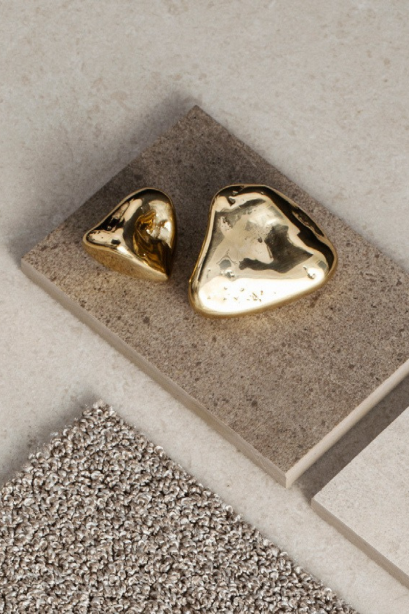 Le bouton de meubles Stone, en forme de galet, en laiton est fabriqué à la main selon la technologie de moulage traditionnel en Pologne, par des artisans expérimentés.

Tel un bijou, il décorera vos petits tiroirs ou armoires de la chambre, du salon, de la salle de bain ou de la cuisine.