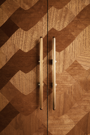 La poignée de meuble 16/32 appartient à la Modern Collection de chez PAP DECO.

Elle est une proposition pour les amateurs de design avec sa forme allongée en laiton, décorée de petites boules. Grâce à sa longueur, elle s'harmonisera avec les portes d'armoires, les réfrigérateurs ou les façades de tiroirs de commodes ou d'armoires. Disponible en quatre tailles.