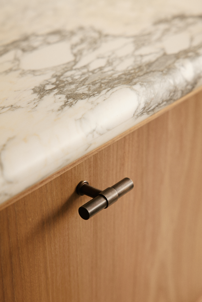 La poignée de meuble en laiton Tube a été fabriquée à l'aide d'une technologie moderne, en Pologne.




La longue poignée en laiton est le compromis parfait entre minimalisme sophistiqué et élégance du style Art Déco.