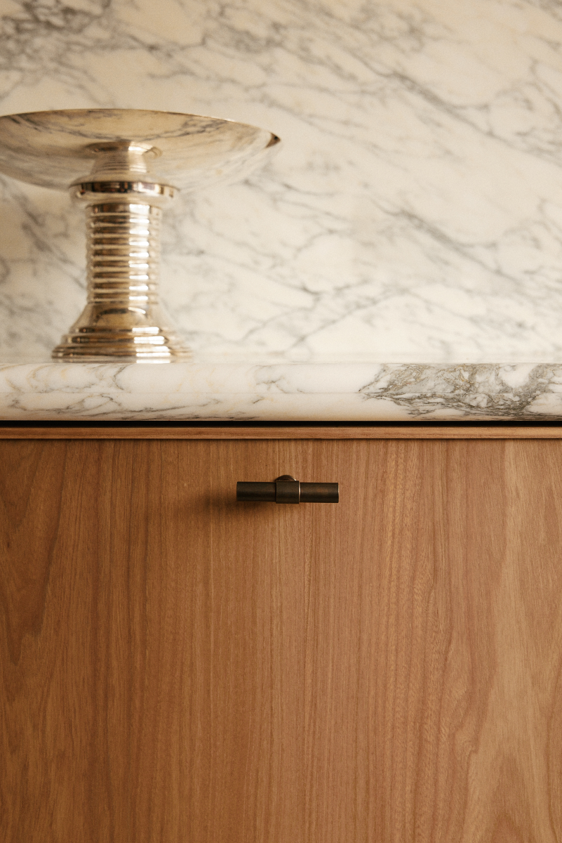 La poignée de meuble en laiton Tube a été fabriquée à l'aide d'une technologie moderne, en Pologne.

La longue poignée en laiton est le compromis parfait entre minimalisme sophistiqué et élégance du style Art Déco.