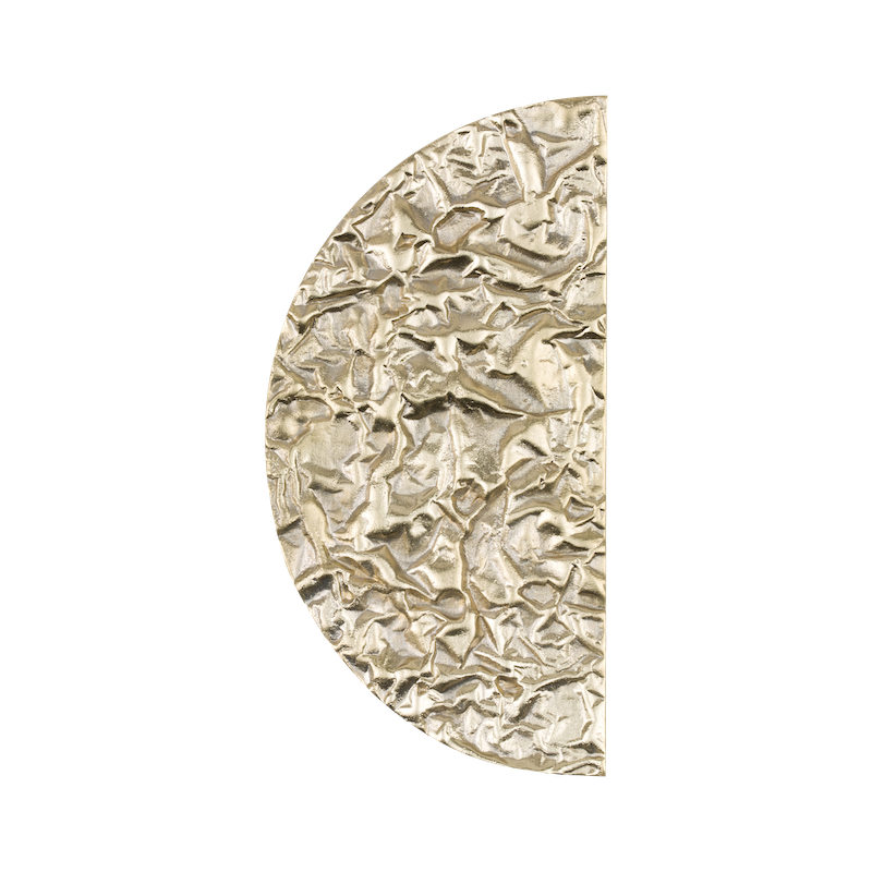 La poignée de meubles Paper en laiton est fabriquée à la main selon la technologie de moulage traditionnelle en Pologne, par des artisans expérimentés.  L'objet décoratif, en forme de demi-cercle ou de cercle, tire sa singularité de la structure du papier froissé et s'adapte à chaque style de décoration intérieure.  En combinaison avec d'autres poignées de meubles de la série Paper, elle créera une composition unique.