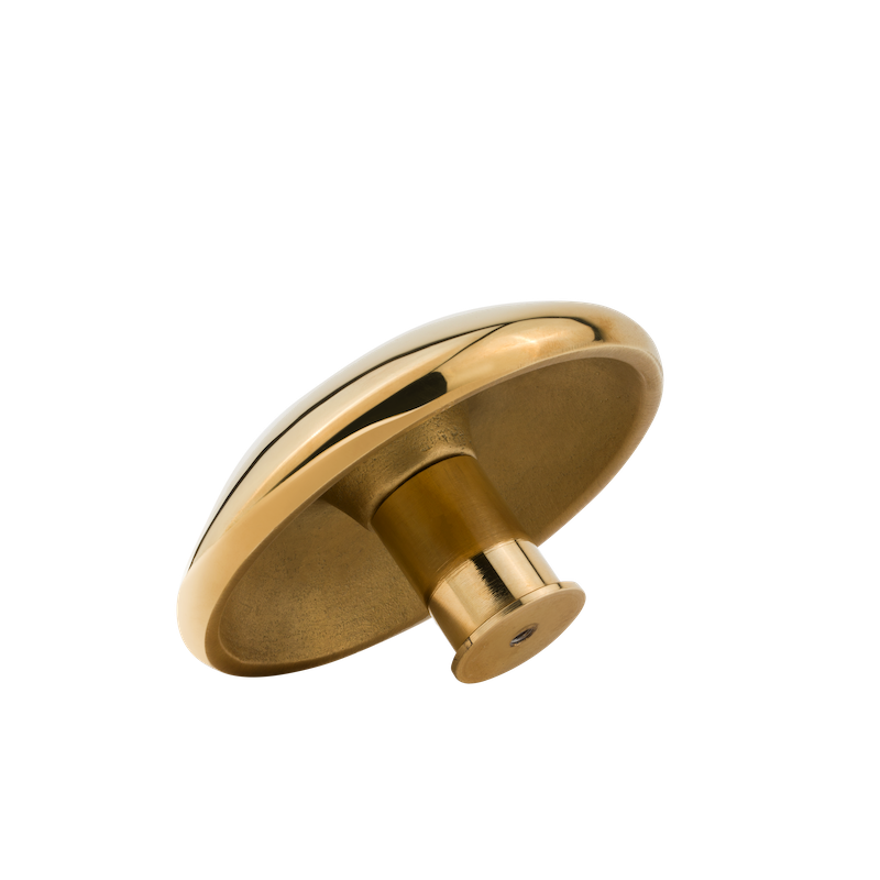 Le bouton de meubles Cava en laiton est fabriqué à la main selon la technologie de moulage traditionnelle en Pologne, par des artisans expérimentés.  Tel un bijou, il se caractérise par ses lignes minimalistes et élégantes.