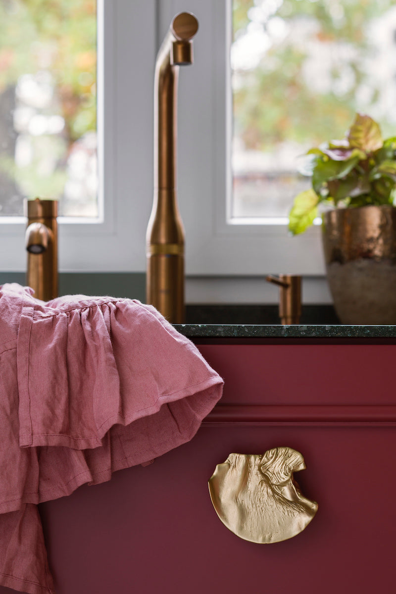 La poignée de meuble en laiton Fold s'inspire des matières plastiques que l'on peut former et déformer à volonté.  L'objet artistique a été sculpté à la main et fabriqué selon une technique de moulage traditionnelle. Sa forme abstraite est le résultat d'un travail réussi avec la matière, immortalisé dans le laiton.