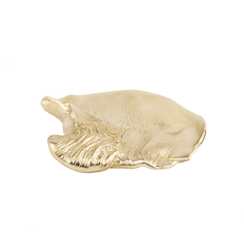 La poignée de meuble en laiton Fold s'inspire des matières plastiques que l'on peut former et déformer à volonté.  L'objet artistique a été sculpté à la main et fabriqué selon une technique de moulage traditionnelle. Sa forme abstraite est le résultat d'un travail réussi avec la matière, immortalisé dans le laiton.
