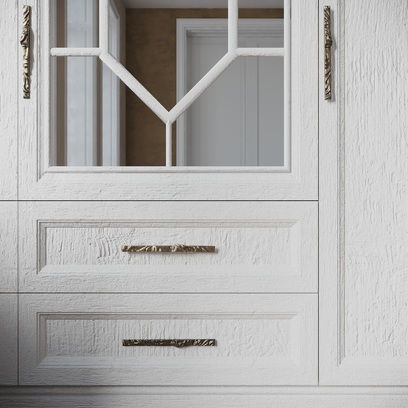 La poignée de meuble en laiton Elle représente un visage de femme minutieusement sculpté. Sculpté à la main et coulé, le design de l'objet est inspiré directement de sculptures antiques.  Fabriqué à la main selon une technique de moulage traditionnelle, cet objet en laiton travaillé artistiquement se caractérise par sa grande polyvalence - il s'intègre aussi bien dans les intérieurs modernes que dans les intérieurs classiques.