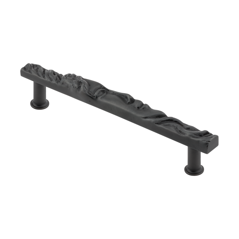 La poignée de meuble en laiton Elle représente un visage de femme minutieusement sculpté. Sculpté à la main et coulé, le design de l'objet est inspiré directement de sculptures antiques.  Fabriqué à la main selon une technique de moulage traditionnelle, cet objet en laiton travaillé artistiquement se caractérise par sa grande polyvalence - il s'intègre aussi bien dans les intérieurs modernes que dans les intérieurs classiques.