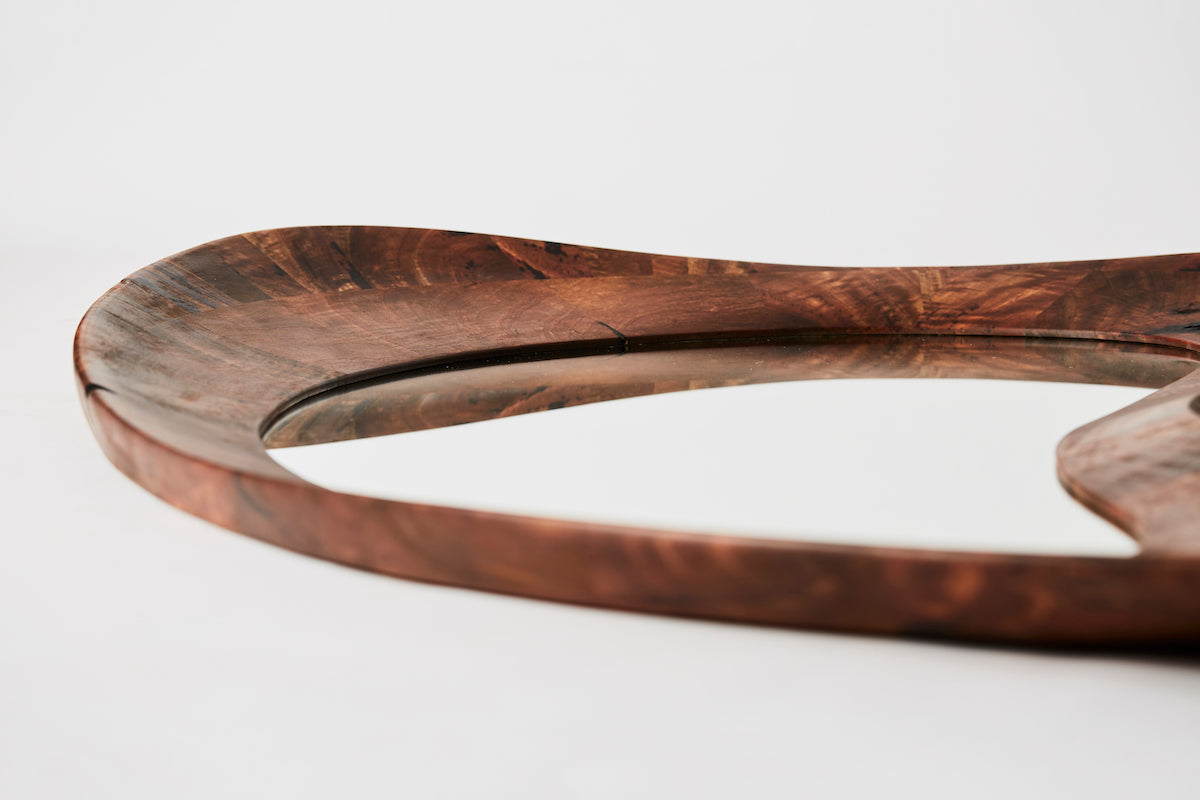 La pièce Portal Mirror est un miroir imposant à poser au sol ou à suspendre selon l'envie. Le cadre est fabriqué en bois massif huilé tandis que le miroir est en inox poli. L'inox poli miroir possède une apparence impeccable, il est incassable, souple et léger. Il est maintenu dans le cadre en bois grâce à une feuillure et un fond en contreplaqué de bouleau démontable. La plaque d'inox poli miroir est souple et va jouer avec le travail du bois qui l'entoure en proposant différentes perceptions.