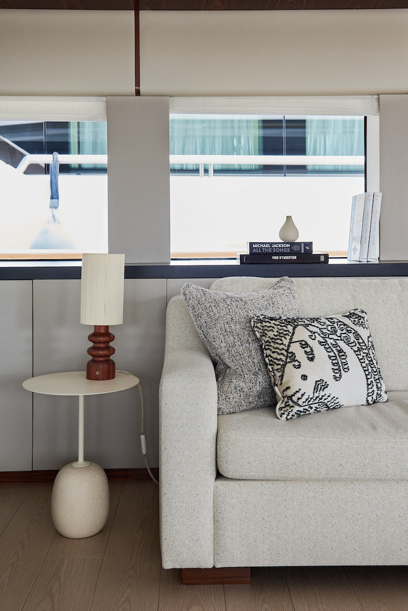 Les lignes pures et élancées de la lampe Alma , mettent en valeur le veinage brun rouge du Bubinga qui apporte une touche à la fois moderne et seventies à cette pièce qui s'adapte aussi bien aux petits qu'aux grands espaces.  Sa finition à la cire d'abeille apporte un rendu satiné et soyeux qui permet de préserver l'aspect naturel et authentique du bois, tout en le sublimant. L'abat jour écru permet de mettre en valeur le pied de lampe et d'apporter une lumière douce et diffuse.