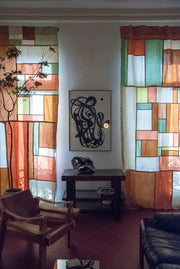 Rideaux en lin ancien chiné et assemblé en patchwork Bojagi selon la technique coréenne, teint à la main aux pigments végétaux par Fanny Versace. Chaque pièce est unique : les nuances varient d’un bain de plantes à l’autre.

- Fabriqué à la main en France.
- Certificat d’authenticité disponible sur demande.
