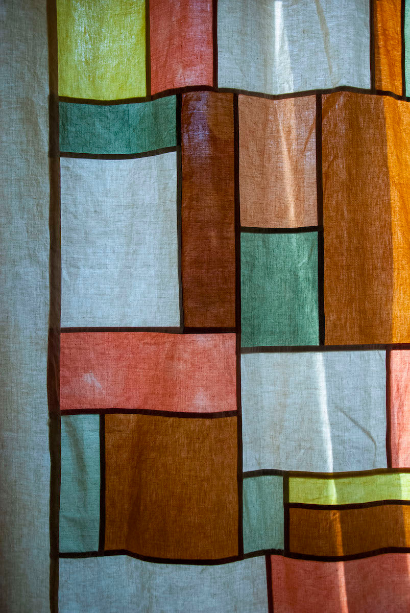 Rideaux en lin ancien chiné et assemblé en patchwork Bojagi selon la technique coréenne, teint à la main aux pigments végétaux par Fanny Versace. Chaque pièce est unique : les nuances varient d’un bain de plantes à l’autre.

- Fabriqué à la main en France.
- Certificat d’authenticité disponible sur demande.