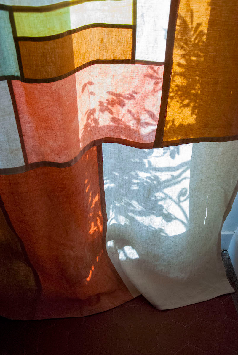 Rideaux en lin ancien chiné et assemblé en patchwork Bojagi selon la technique coréenne, teint à la main aux pigments végétaux par Fanny Versace. Chaque pièce est unique : les nuances varient d’un bain de plantes à l’autre.

- Fabriqué à la main en France.
- Certificat d’authenticité disponible sur demande.