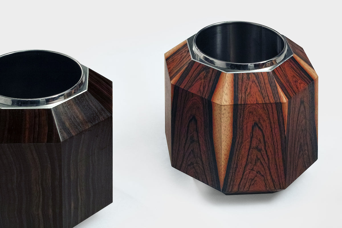 Changement climatique. Pour le champagne, la température de service joue un rôle fondamental sur la perception des arômes. L’usage veut que pour une dégustation parfaite, sous 20 mins, le seau doit contenir 30 à 50% de glace et le reste en eau. Pendant ce laps de temps, Hervet Manufacturier s’engage à refléter l’élégance d’une bouteille pour exalter le rituel de célébration et souligner les arômes à la dégustation.&nbsp;