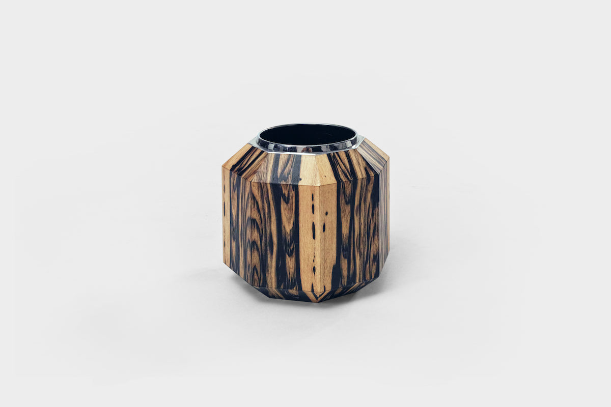 Changement climatique. Pour le champagne, la température de service joue un rôle fondamental sur la perception des arômes. L’usage veut que pour une dégustation parfaite, sous 20 mins, le seau doit contenir 30 à 50% de glace et le reste en eau. Pendant ce laps de temps, Hervet Manufacturier s’engage à refléter l’élégance d’une bouteille pour exalter le rituel de célébration et souligner les arômes à la dégustation.&nbsp;