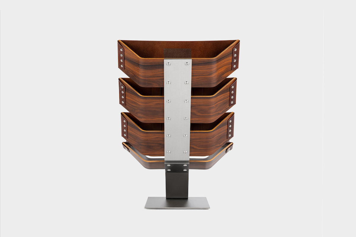 Aux commandes de votre vaisseau spatial, oubliez la gravité. Ce design futuriste allié à des techniques de fabrication et d’assemblage des différentes pièces confèrent à l’Actarus une singularité et un confort absolu.  Réalisés à la main en cuir pleine fleur, Palissandre Dos Santos et inox brossé, les éléments de l’assise, tous d’une extrême mobilité, se tendent, se tournent et se plient, pour épouser le corps et lui offrir une sensation d’apesanteur.