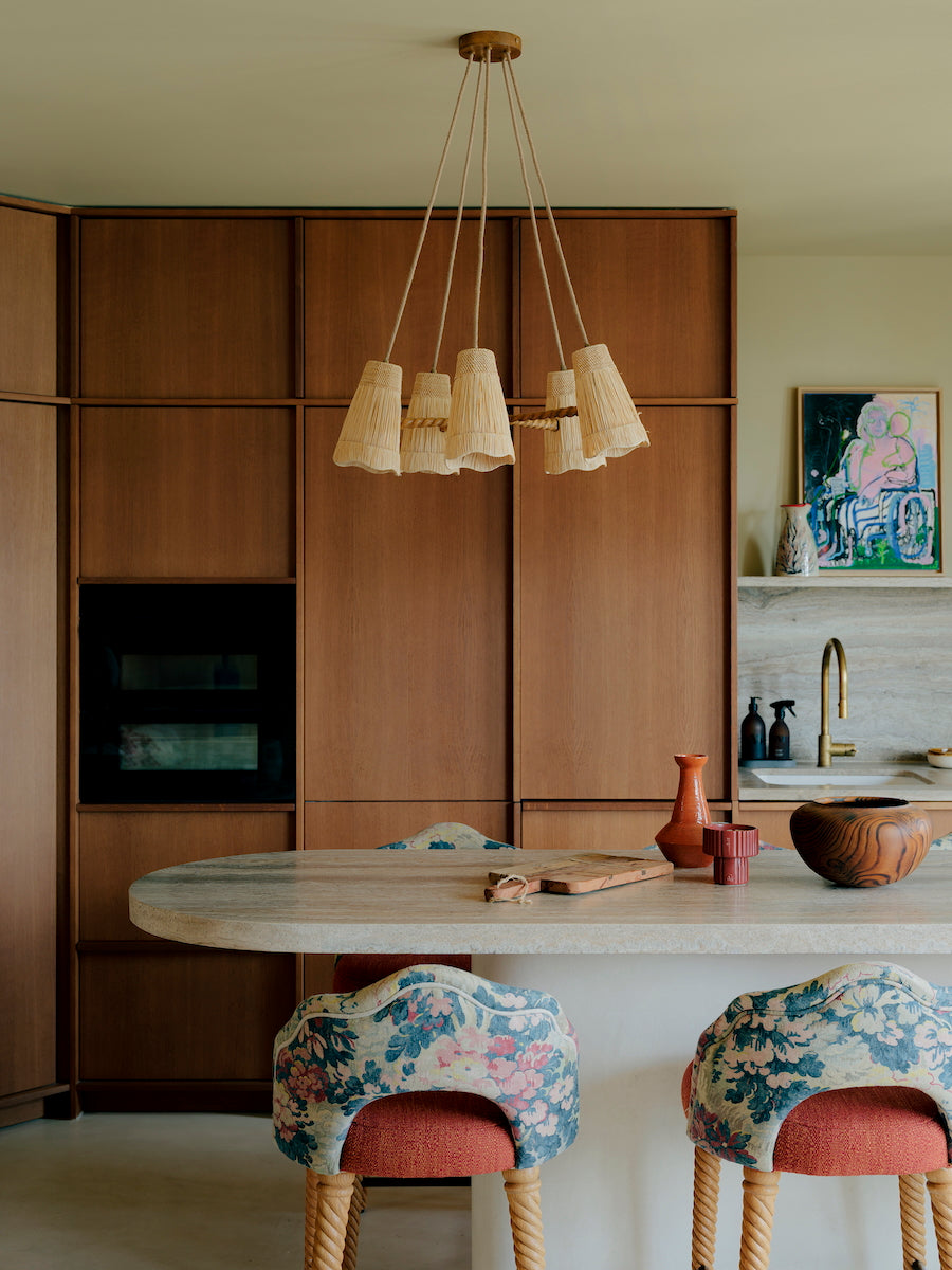 Jeu de matières et de courbes, Istan s’impose comme une suspension sculpturale, réalisée en raphia et bois tressé. Sa structure en spirale évoque à la fois le mouvement des vagues et les rayons du soleil, offrant un équilibre subtil entre naturel et raffinement.

Imaginée par Caroline Andréoni pour le projet Marbella, Istan diffuse une lumière douce et tamisée qui sublime chaque espace. Esprit maison de campagne, souffle d’été ou touche chaleureuse pour un appartement parisien.