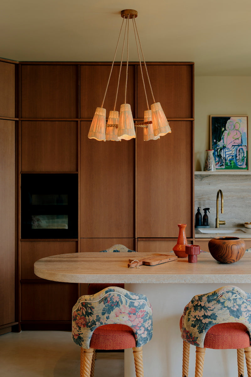 Jeu de matières et de courbes, Istan s’impose comme une suspension sculpturale, réalisée en raphia et bois tressé. Sa structure en spirale évoque à la fois le mouvement des vagues et les rayons du soleil, offrant un équilibre subtil entre naturel et raffinement.

Imaginée par Caroline Andréoni pour le projet Marbella, Istan diffuse une lumière douce et tamisée qui sublime chaque espace. Esprit maison de campagne, souffle d’été ou touche chaleureuse pour un appartement parisien.