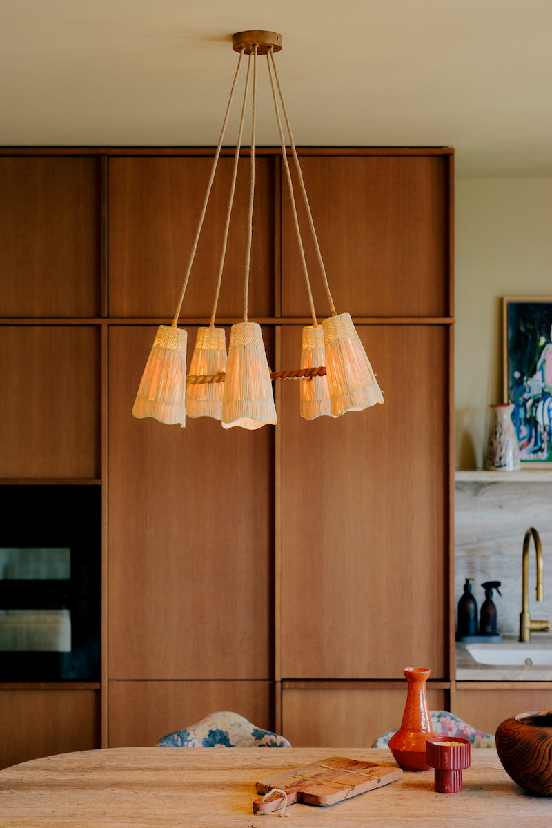 Jeu de matières et de courbes, Istan s’impose comme une suspension sculpturale, réalisée en raphia et bois tressé. Sa structure en spirale évoque à la fois le mouvement des vagues et les rayons du soleil, offrant un équilibre subtil entre naturel et raffinement.

Imaginée par Caroline Andréoni pour le projet Marbella, Istan diffuse une lumière douce et tamisée qui sublime chaque espace. Esprit maison de campagne, souffle d’été ou touche chaleureuse pour un appartement parisien.