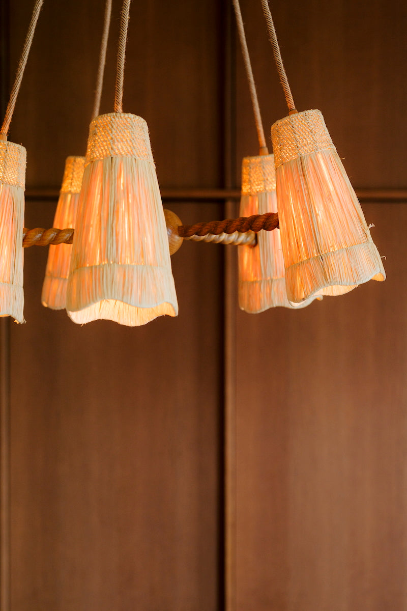 Jeu de matières et de courbes, Istan s’impose comme une suspension sculpturale, réalisée en raphia et bois tressé. Sa structure en spirale évoque à la fois le mouvement des vagues et les rayons du soleil, offrant un équilibre subtil entre naturel et raffinement.

Imaginée par Caroline Andréoni pour le projet Marbella, Istan diffuse une lumière douce et tamisée qui sublime chaque espace. Esprit maison de campagne, souffle d’été ou touche chaleureuse pour un appartement parisien.