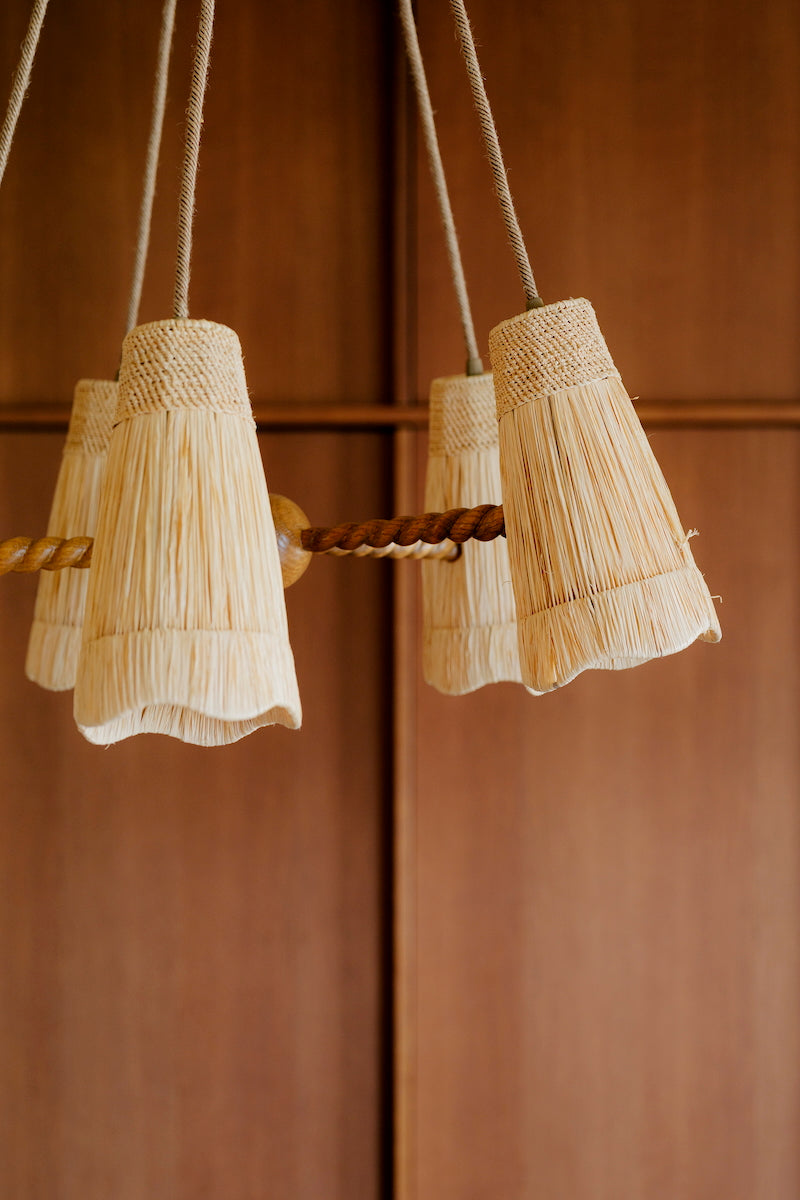 Jeu de matières et de courbes, Istan s’impose comme une suspension sculpturale, réalisée en raphia et bois tressé. Sa structure en spirale évoque à la fois le mouvement des vagues et les rayons du soleil, offrant un équilibre subtil entre naturel et raffinement.

Imaginée par Caroline Andréoni pour le projet Marbella, Istan diffuse une lumière douce et tamisée qui sublime chaque espace. Esprit maison de campagne, souffle d’été ou touche chaleureuse pour un appartement parisien.