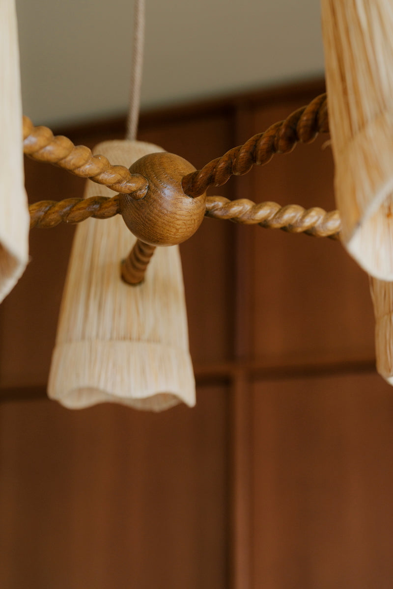 Jeu de matières et de courbes, Istan s’impose comme une suspension sculpturale, réalisée en raphia et bois tressé. Sa structure en spirale évoque à la fois le mouvement des vagues et les rayons du soleil, offrant un équilibre subtil entre naturel et raffinement.

Imaginée par Caroline Andréoni pour le projet Marbella, Istan diffuse une lumière douce et tamisée qui sublime chaque espace. Esprit maison de campagne, souffle d’été ou touche chaleureuse pour un appartement parisien.