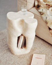 Table d’appoint aux courbes uniques, réalisée à la main par Marguerite Porche dans son atelier, à Lyon. Cette table possède une petite niche en son coeur pour y déposer quelques livres. Fabriquée en grès blanc et enveloppée dans un émail blanc soyeux. D’autres formes, formats et teintes sur demande.