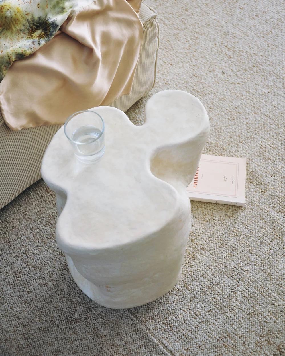 Table d’appoint aux courbes uniques, réalisée à la main par Marguerite Porche dans son atelier, à Lyon. Cette table possède une petite niche en son coeur pour y déposer quelques livres. Fabriquée en grès blanc et enveloppée dans un émail blanc soyeux. D’autres formes, formats et teintes sur demande.